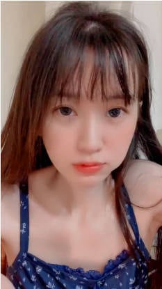 气质学生妹【小包子】可爱超萌，床上脱衣自慰，特写视角看翘臀爽飞天~
