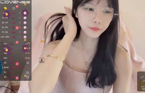 23岁平面模特【MiSSLee01】跳蛋自慰~表情真骚02(4V)